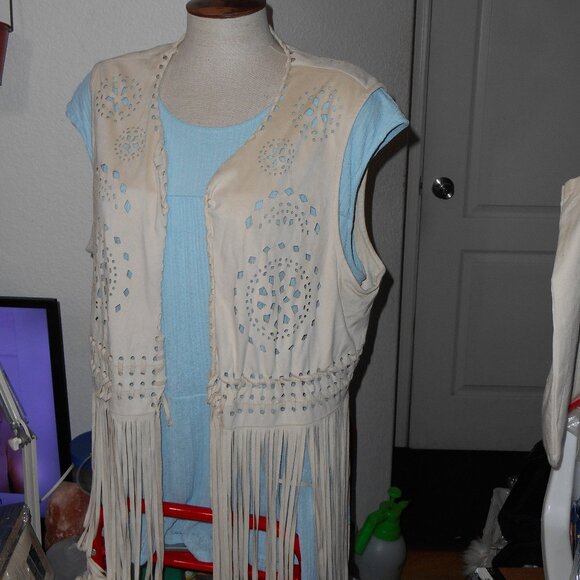 WESTERN BOHO STYLE TAN FAUX SUEDE LEATHER FRINGE EYELET VEST PYRAMID COLLECTION - Picture 10 of 13